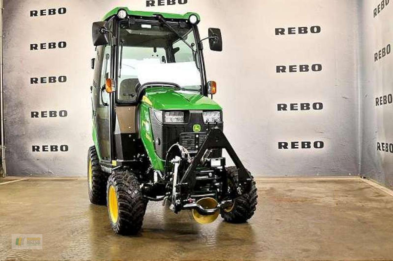 Kommunaltraktor del tipo John Deere 1026R TRAKTOR, Neumaschine en Albersdorf (Imagen 2)