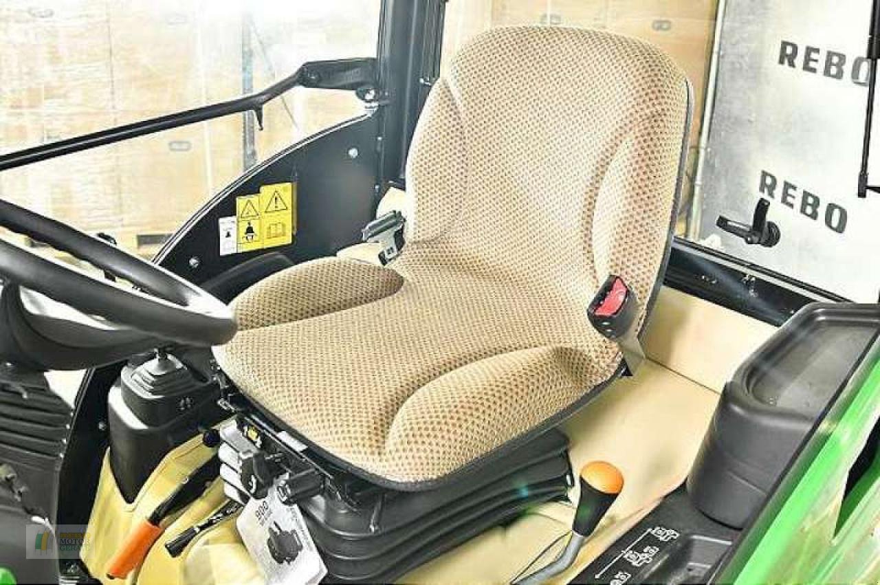 Kommunaltraktor del tipo John Deere 1026R TRAKTOR, Neumaschine en Albersdorf (Imagen 5)