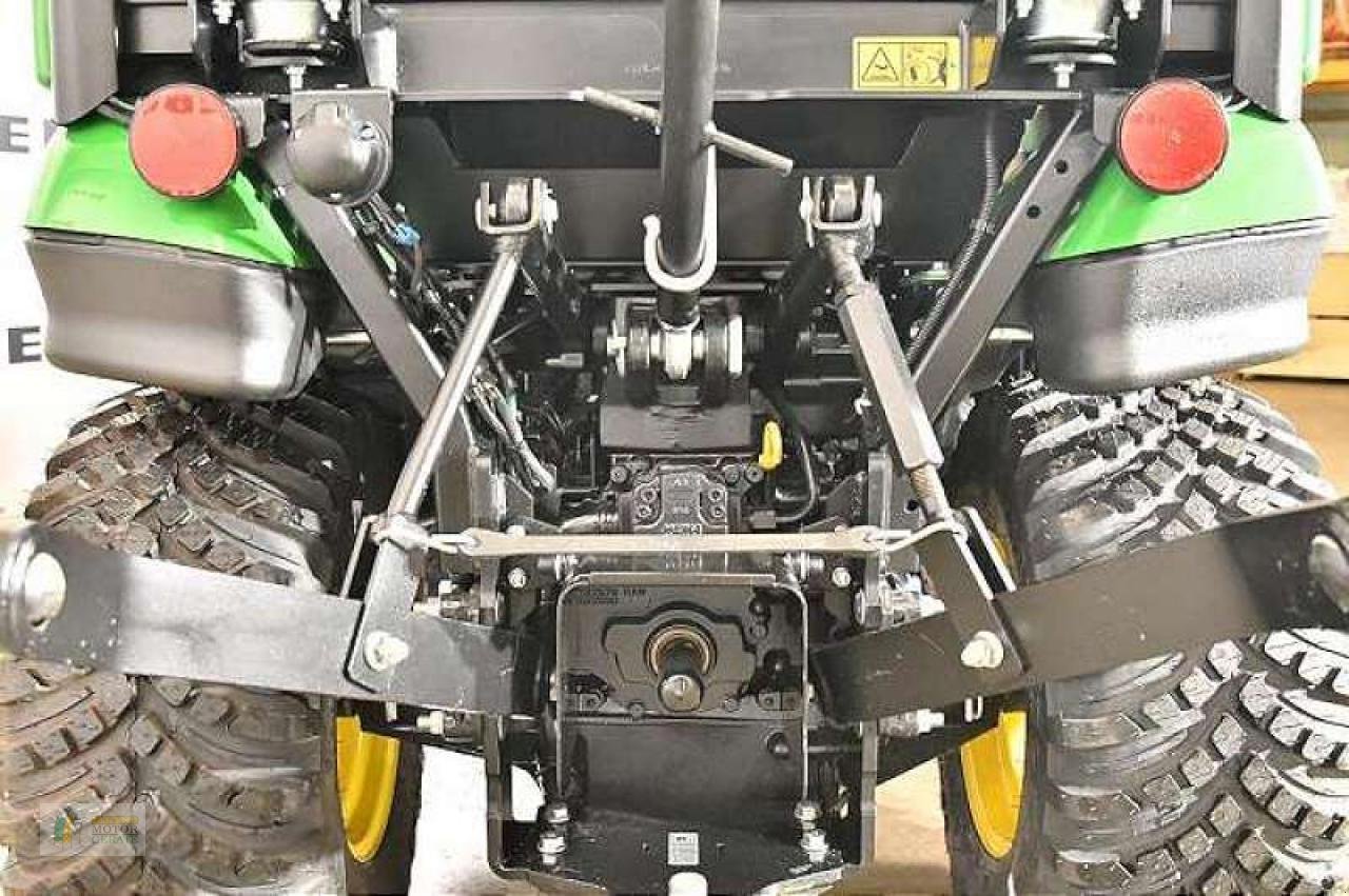 Kommunaltraktor des Typs John Deere 1026R TRAKTOR, Neumaschine in Albersdorf (Bild 4)