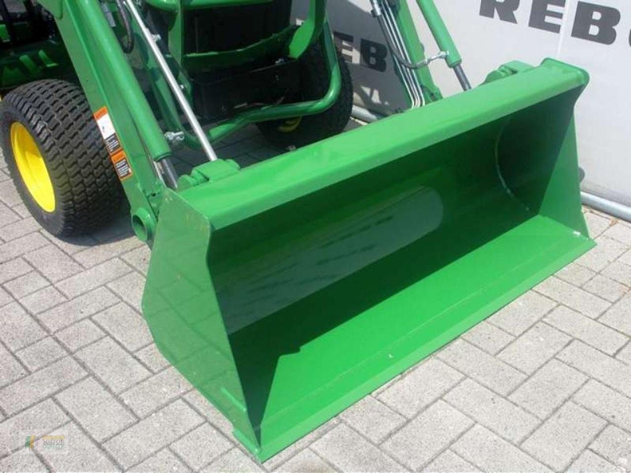 Kommunaltraktor del tipo John Deere 1026R TRAKTOR, Neumaschine en Cloppenburg (Imagen 3)