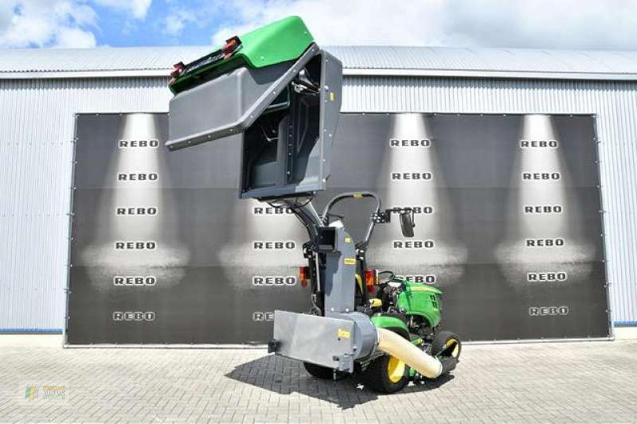 Kommunaltraktor van het type John Deere 1026R TRAKTOR, Neumaschine in Winsen (Foto 4)