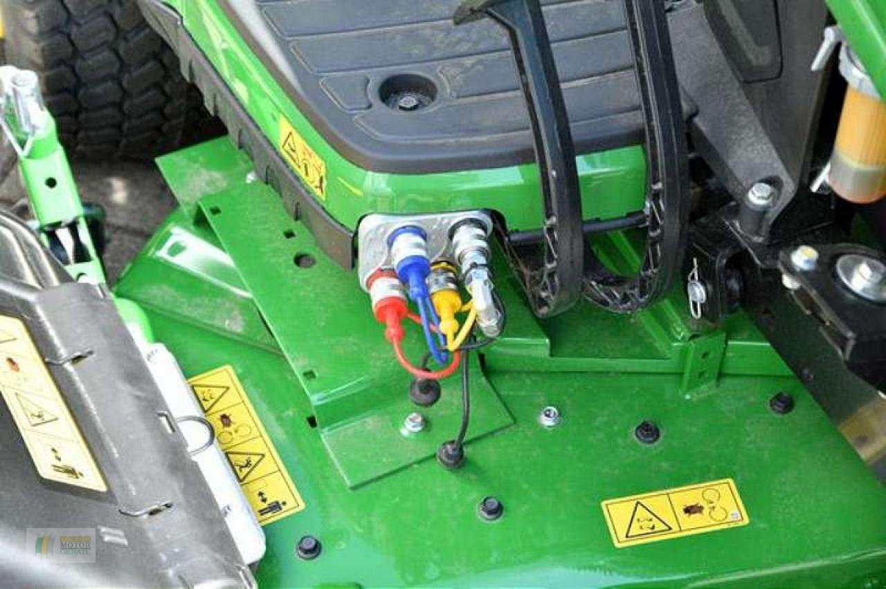 Kommunaltraktor van het type John Deere 1026R TRAKTOR, Neumaschine in Winsen (Foto 10)