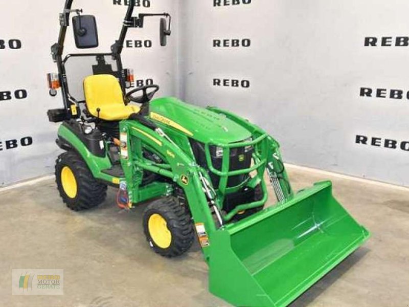 Kommunaltraktor des Typs John Deere 1026R TRAKTOR, Neumaschine in Cloppenburg (Bild 1)