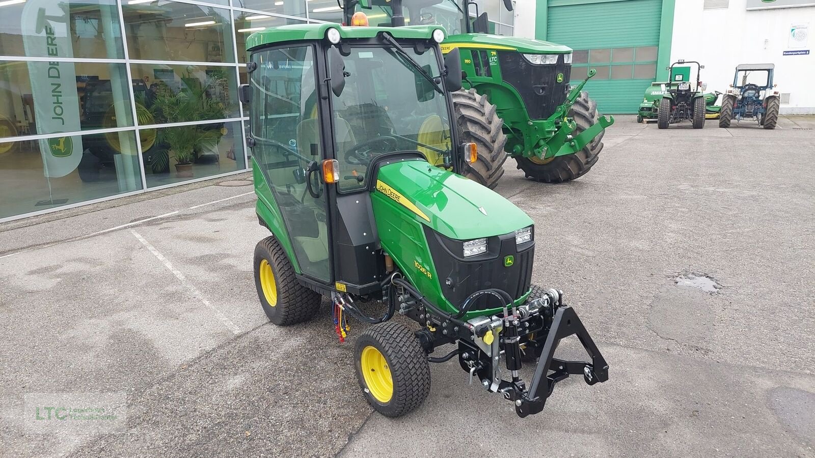 Kommunaltraktor des Typs John Deere 1026R, Neumaschine in Herzogenburg (Bild 2)