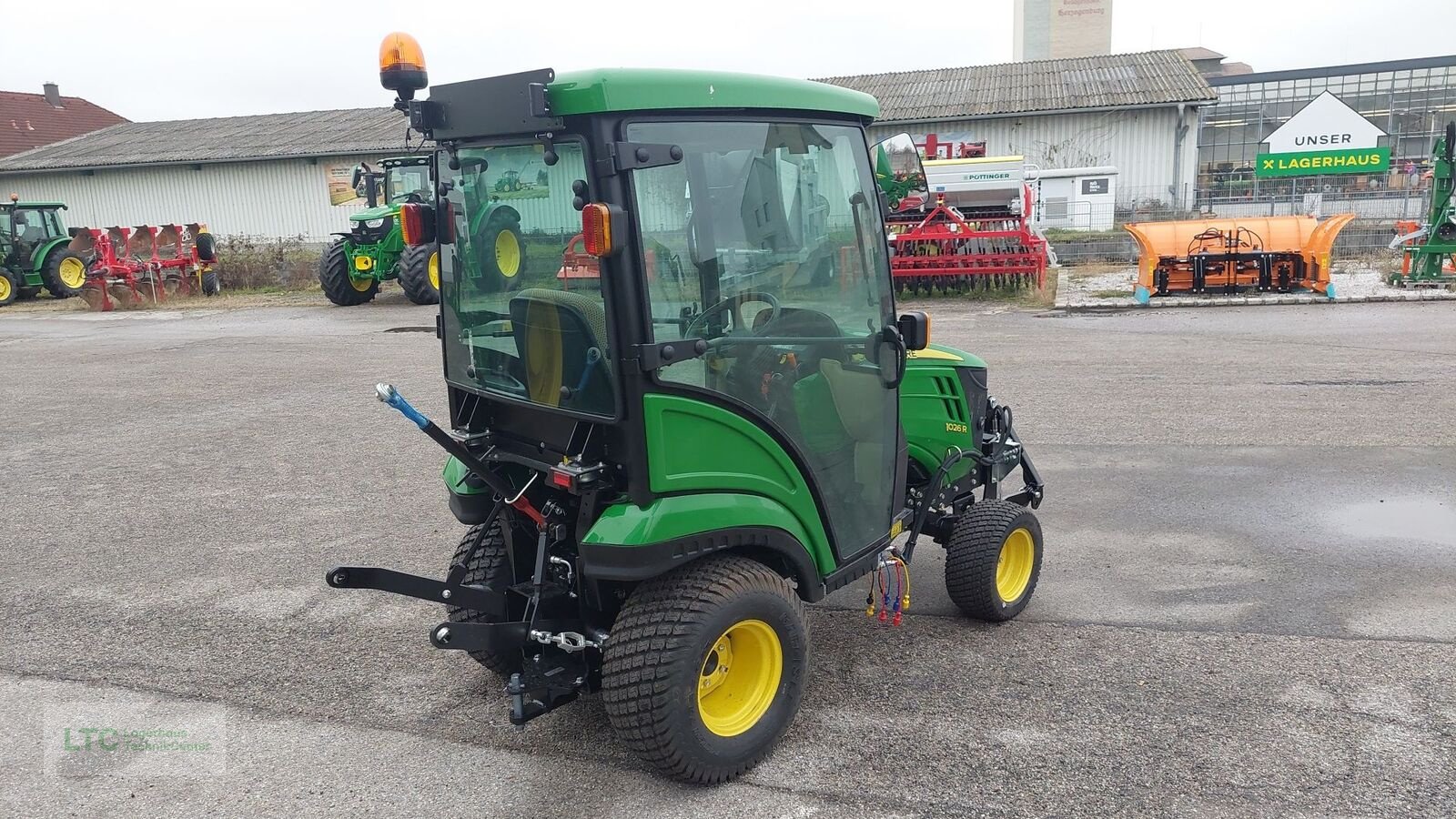 Kommunaltraktor des Typs John Deere 1026R, Neumaschine in Herzogenburg (Bild 3)