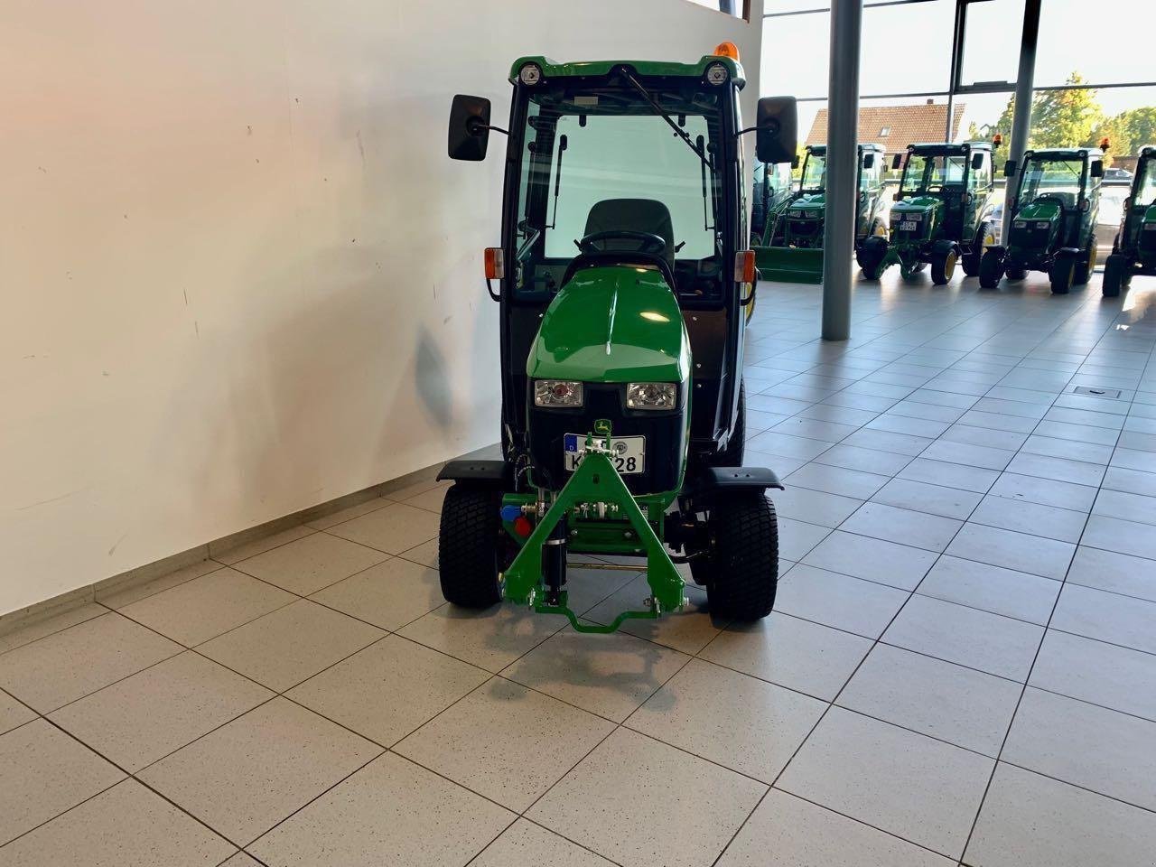 Kommunaltraktor des Typs John Deere 1026R, Gebrauchtmaschine in Neubeckum (Bild 3)