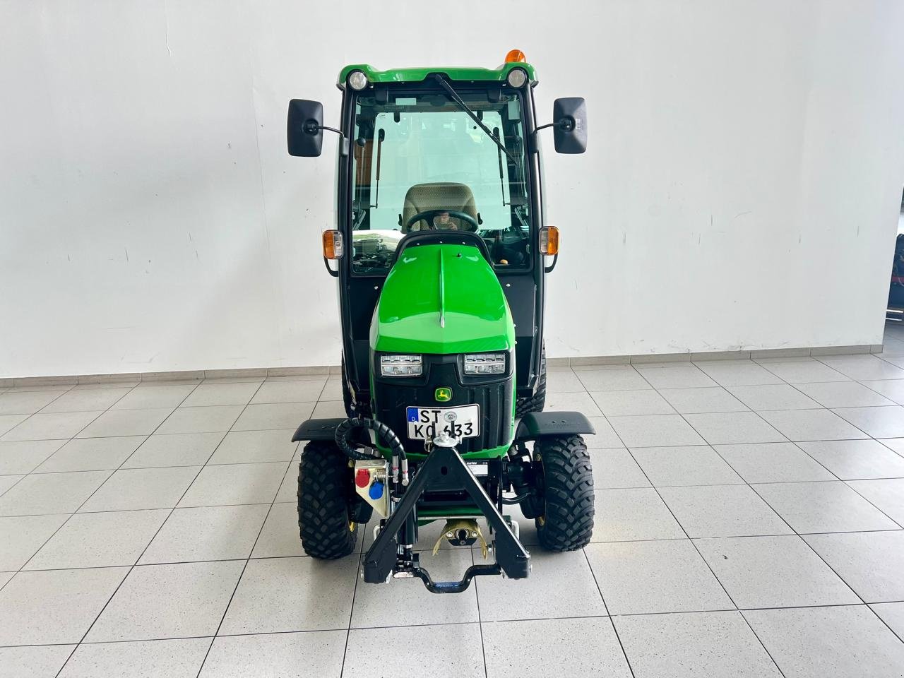 Kommunaltraktor des Typs John Deere 1026R, Mietmaschine in Beckum (Bild 3)