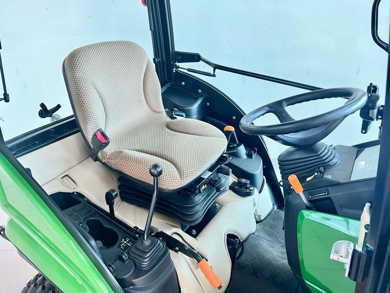 Kommunaltraktor des Typs John Deere 1026R, Mietmaschine in Beckum (Bild 5)