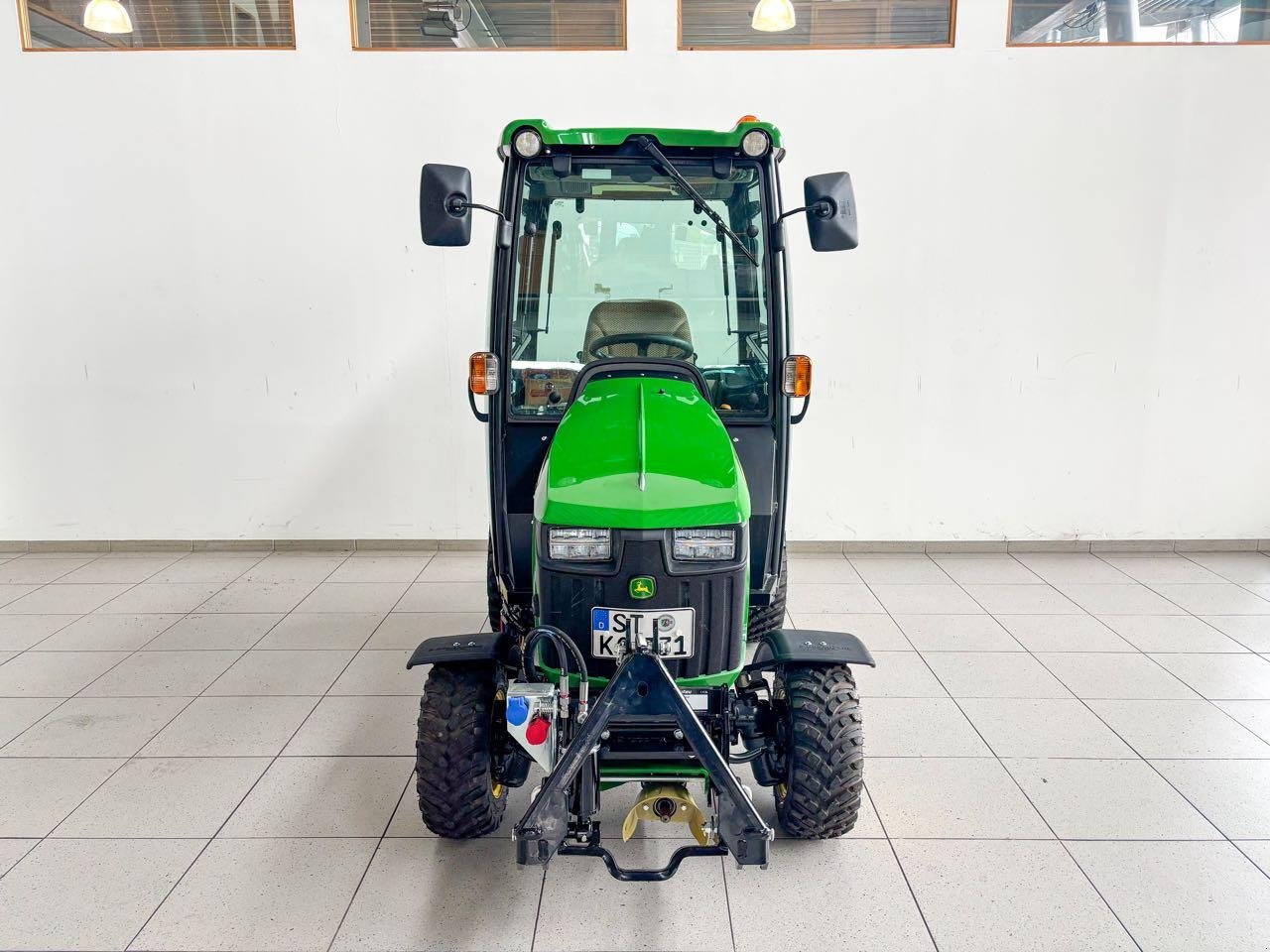 Kommunaltraktor des Typs John Deere 1026R, Gebrauchtmaschine in Beckum (Bild 2)