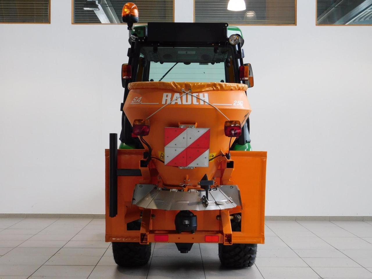 Kommunaltraktor des Typs John Deere 2026R, Gebrauchtmaschine in Beckum (Bild 3)