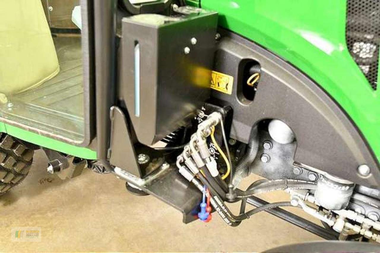 Kommunaltraktor от тип John Deere 2032R TRAKTOR, Neumaschine в Albersdorf (Снимка 10)