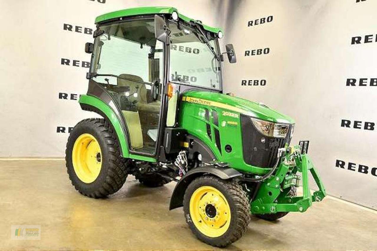 Kommunaltraktor des Typs John Deere 2032R TRAKTOR, Neumaschine in Bremervörde (Bild 1)