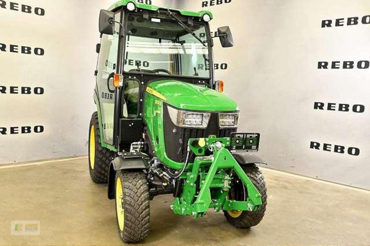 Kommunaltraktor des Typs John Deere 2032R TRAKTOR, Neumaschine in Bremervörde (Bild 2)