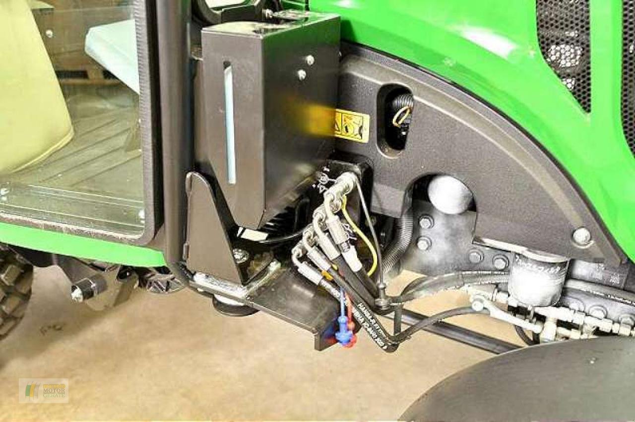 Kommunaltraktor des Typs John Deere 2032R TRAKTOR, Neumaschine in Bremervörde (Bild 5)