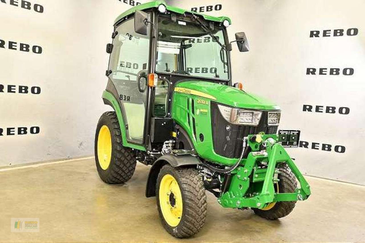 Kommunaltraktor of the type John Deere 2032R TRAKTOR, Neumaschine in Albersdorf (Picture 1)