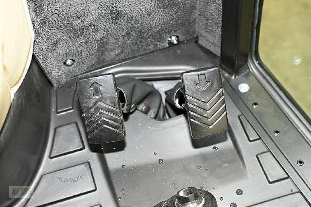 Kommunaltraktor of the type John Deere 2032R TRAKTOR, Neumaschine in Albersdorf (Picture 8)