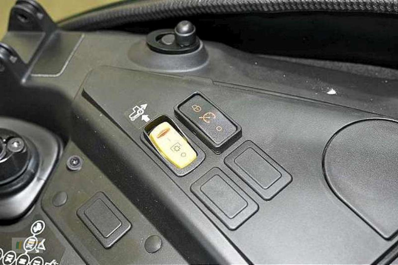 Kommunaltraktor of the type John Deere 2032R TRAKTOR, Neumaschine in Albersdorf (Picture 9)