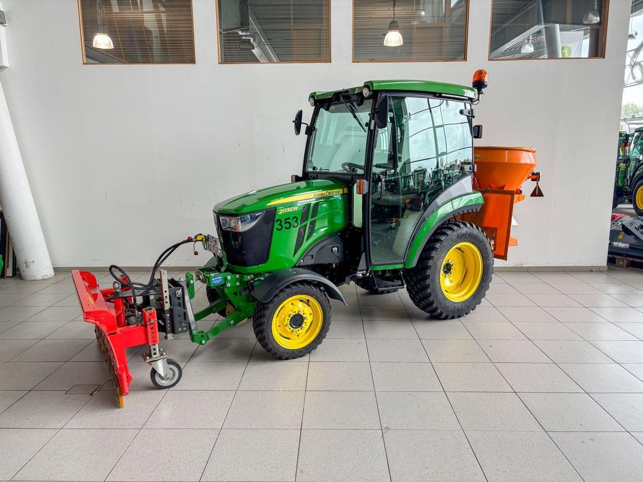 Kommunaltraktor des Typs John Deere 2032R Winterdienst, Mietmaschine in Beckum (Bild 2)