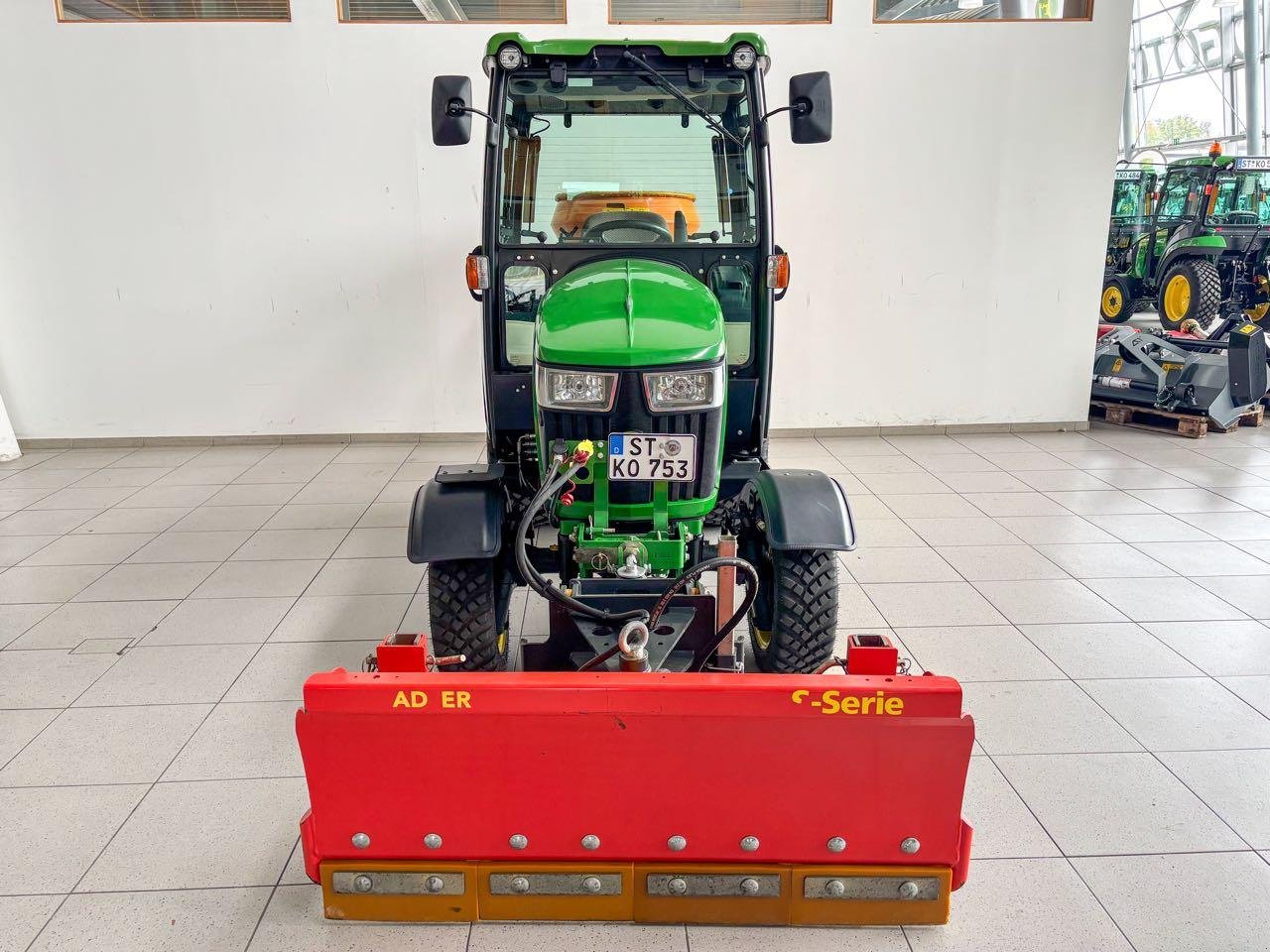 Kommunaltraktor des Typs John Deere 2032R Winterdienst, Mietmaschine in Beckum (Bild 3)