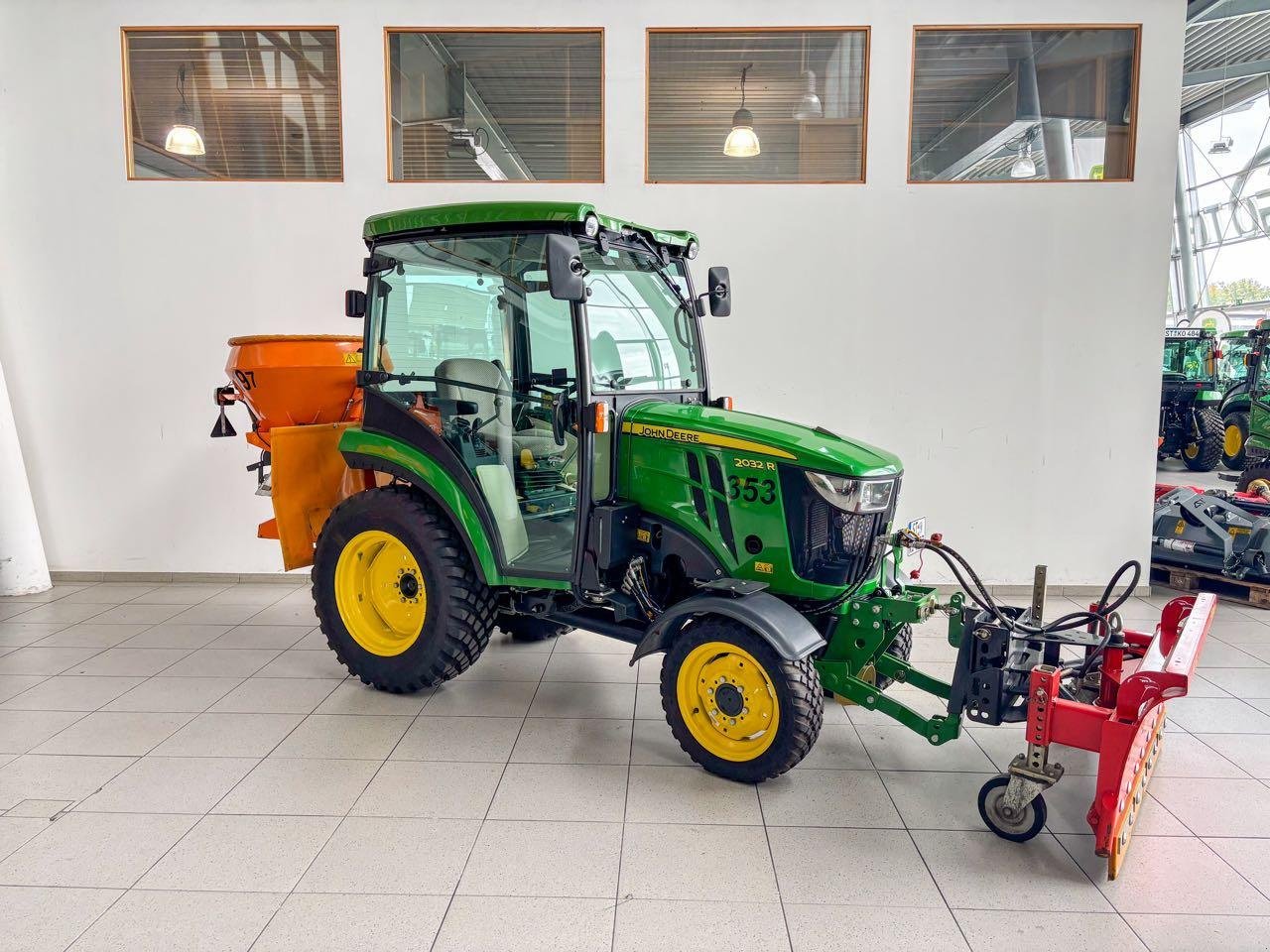 Kommunaltraktor des Typs John Deere 2032R Winterdienst, Mietmaschine in Beckum (Bild 4)
