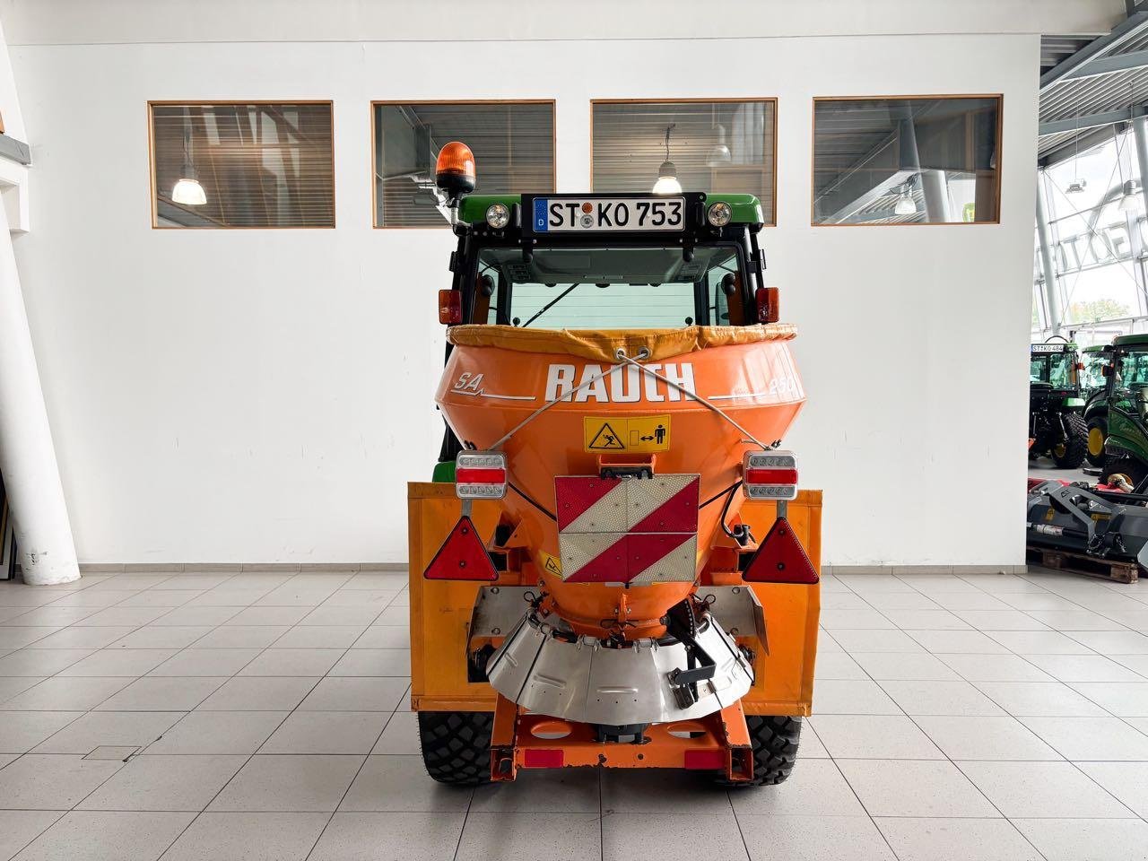 Kommunaltraktor des Typs John Deere 2032R Winterdienst, Mietmaschine in Beckum (Bild 5)