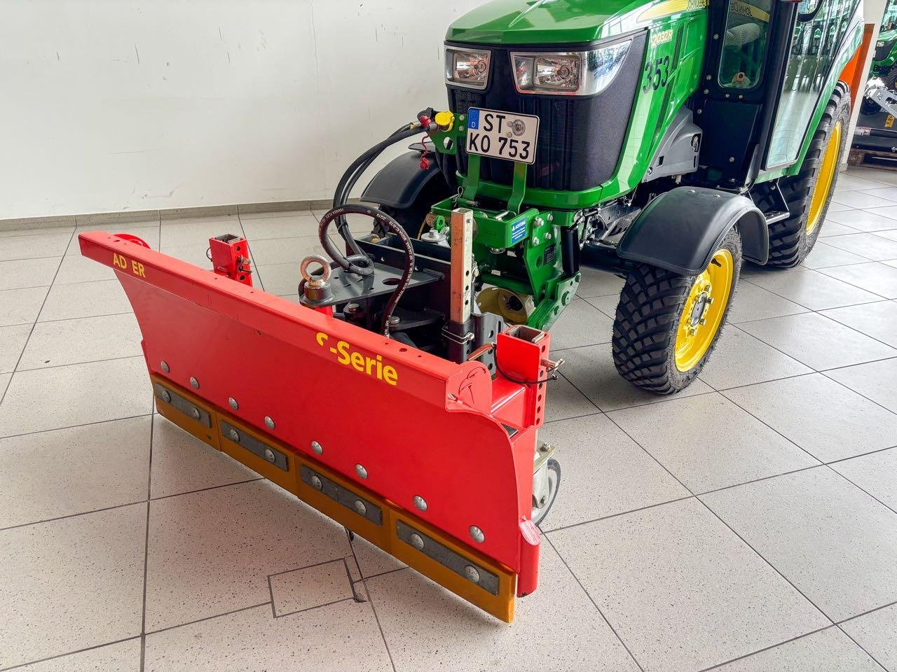 Kommunaltraktor des Typs John Deere 2032R Winterdienst, Mietmaschine in Beckum (Bild 7)