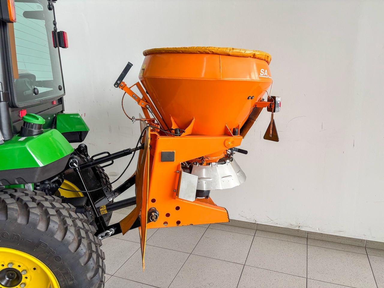 Kommunaltraktor des Typs John Deere 2032R Winterdienst, Mietmaschine in Beckum (Bild 8)