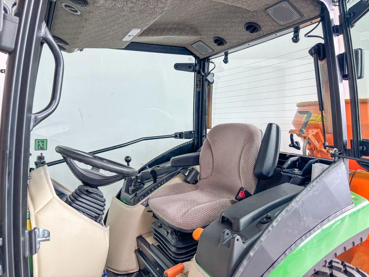 Kommunaltraktor des Typs John Deere 2032R Winterdienst, Mietmaschine in Beckum (Bild 9)