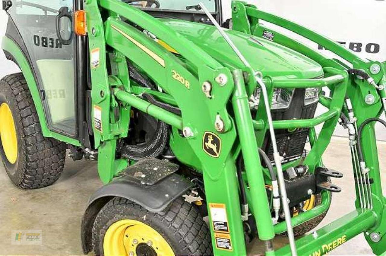Kommunaltraktor du type John Deere 2038R TRAKTOR, Neumaschine en Bredstedt (Photo 3)