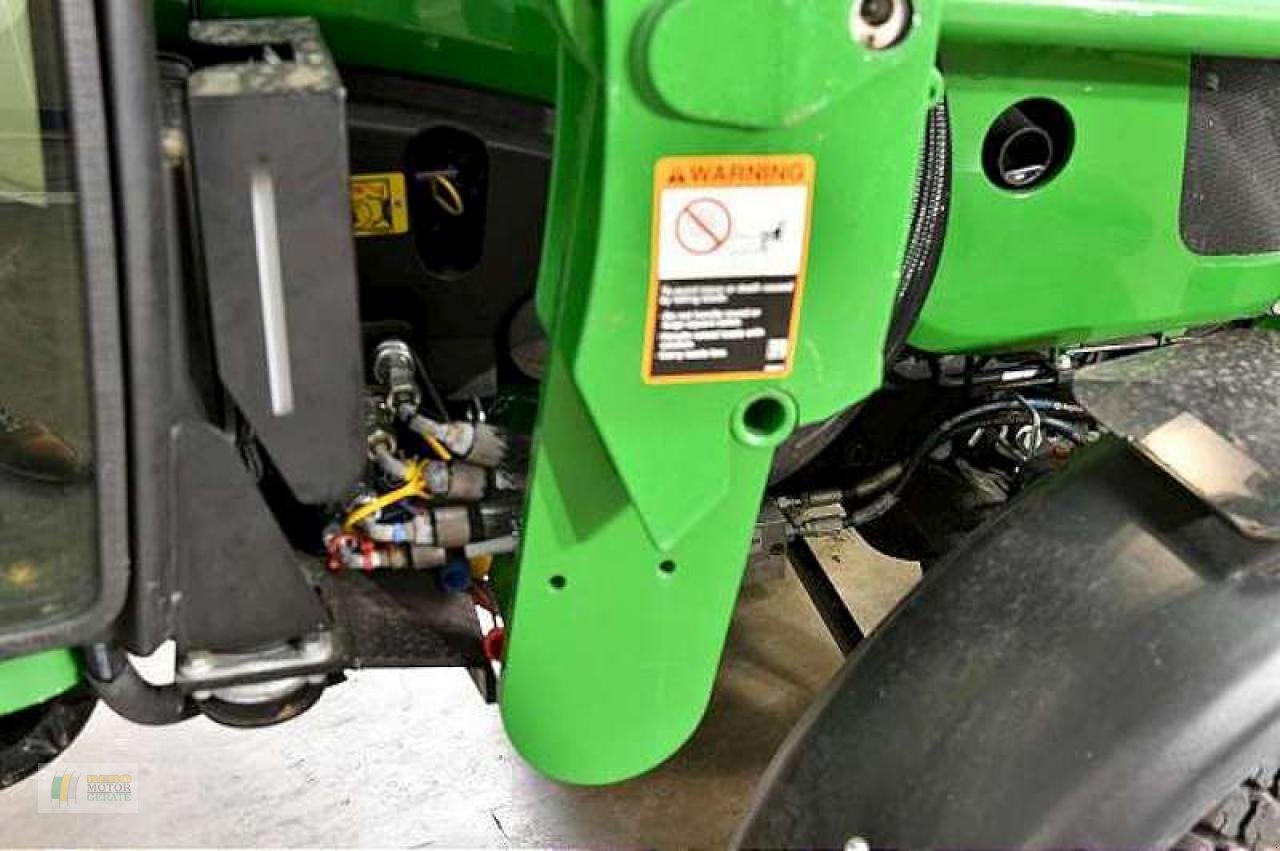 Kommunaltraktor du type John Deere 2038R TRAKTOR, Neumaschine en Bredstedt (Photo 4)