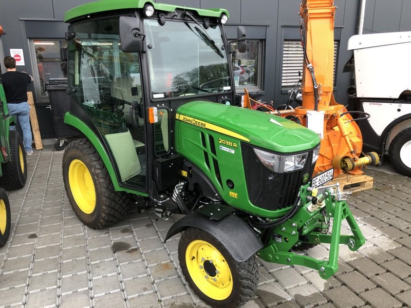 Kommunaltraktor of the type John Deere 2038R, Ausstellungsmaschine in Regensdorf (Picture 1)