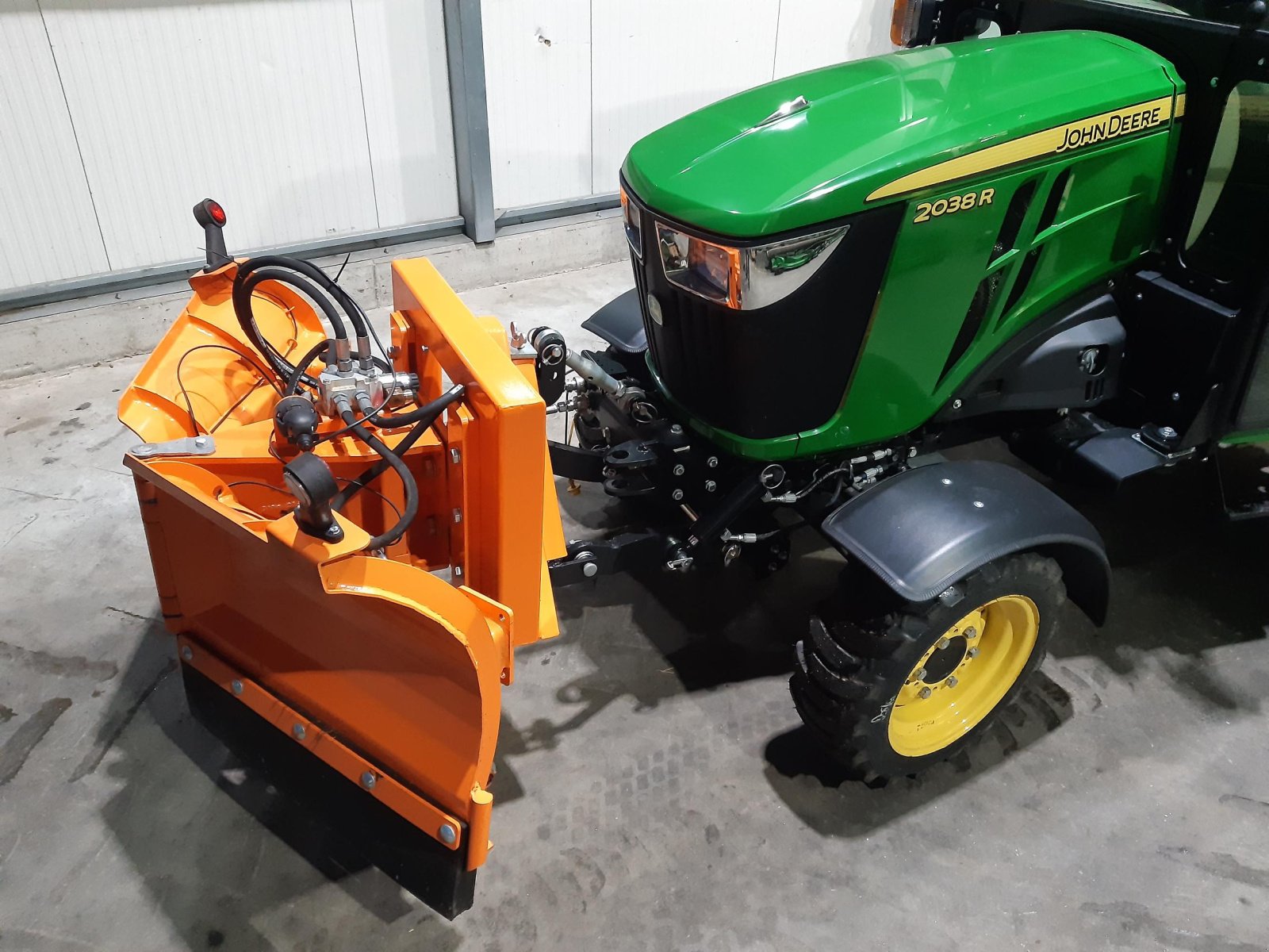 Kommunaltraktor typu John Deere 2038R, Neumaschine v Aislingen (Obrázek 3)