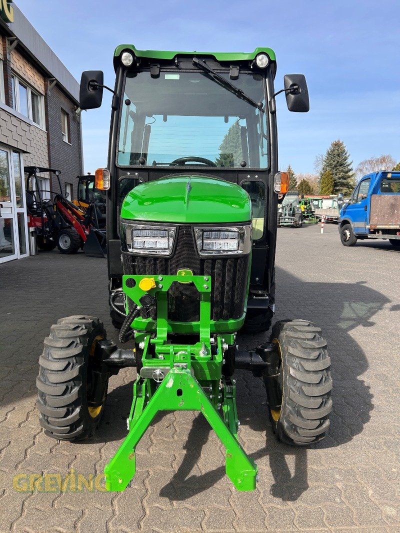 Kommunaltraktor Türe ait John Deere 2038R, Neumaschine içinde Wesseling-Berzdorf (resim 3)