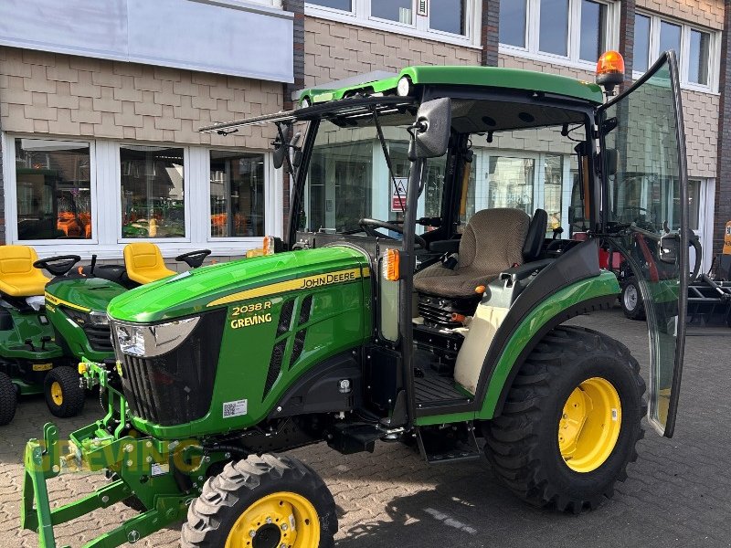 Kommunaltraktor vrste John Deere 2038R, Neumaschine v Wesseling-Berzdorf