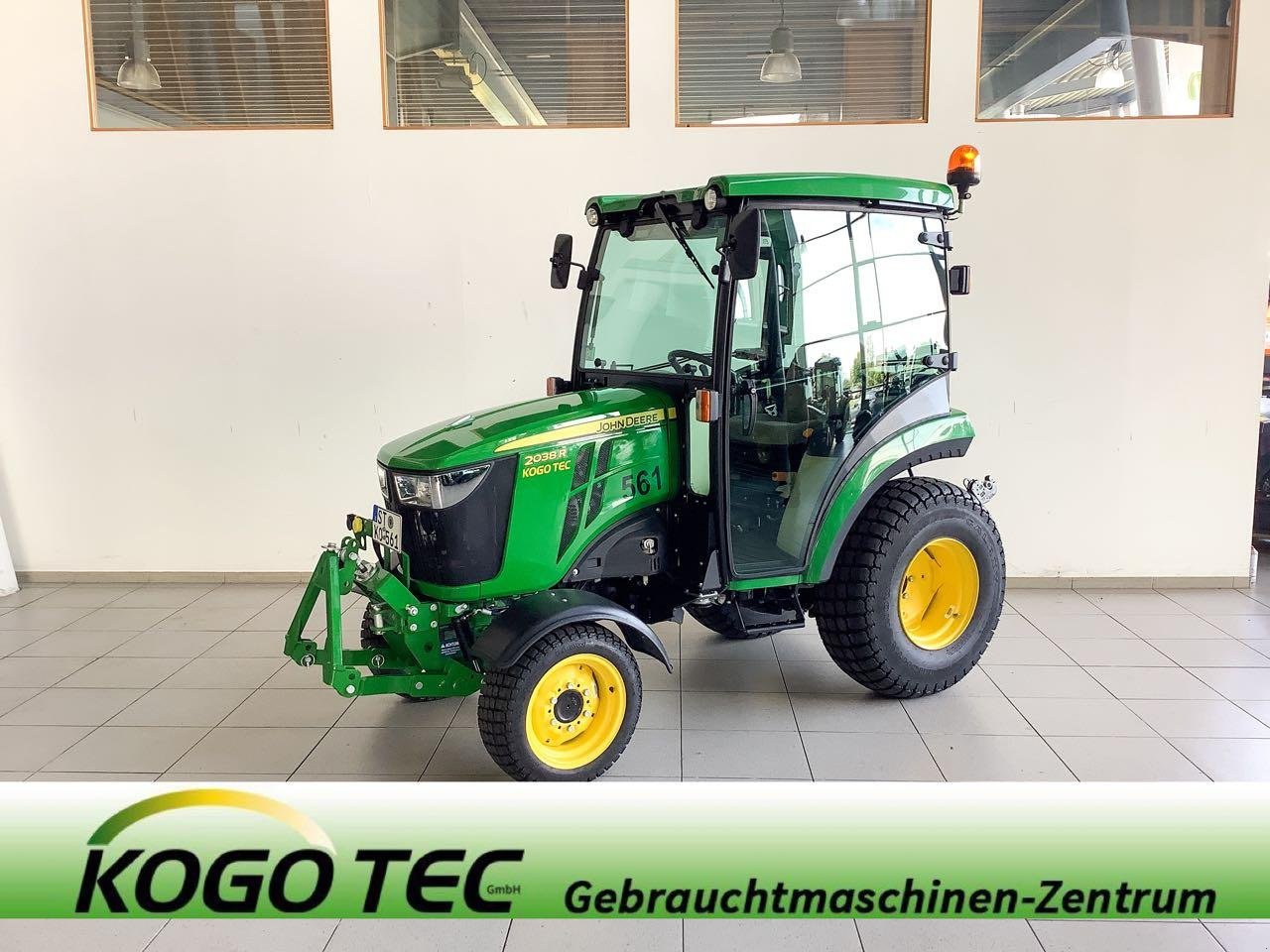 Kommunaltraktor des Typs John Deere 2038R, Gebrauchtmaschine in Beckum (Bild 1)