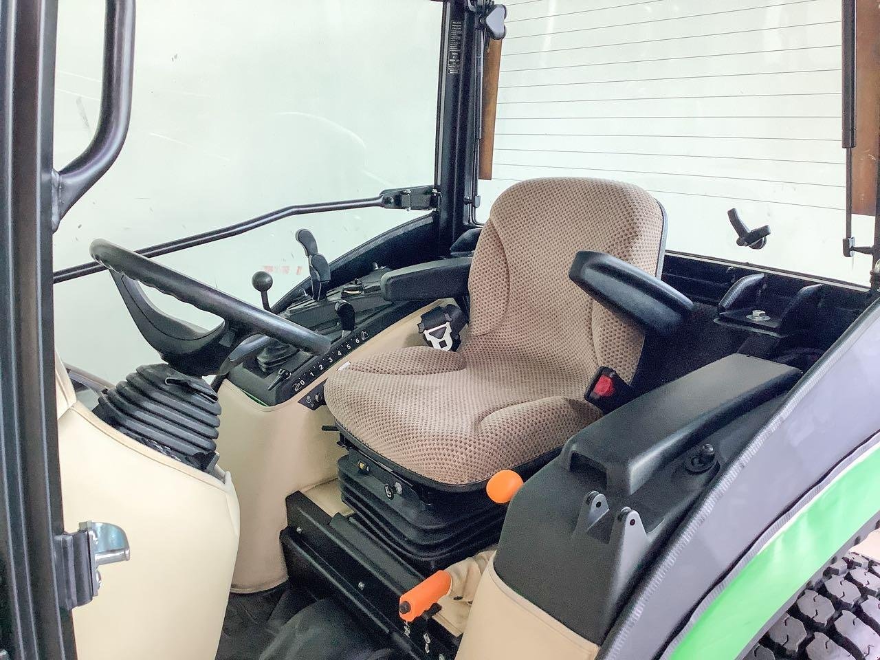 Kommunaltraktor des Typs John Deere 2038R, Gebrauchtmaschine in Beckum (Bild 5)