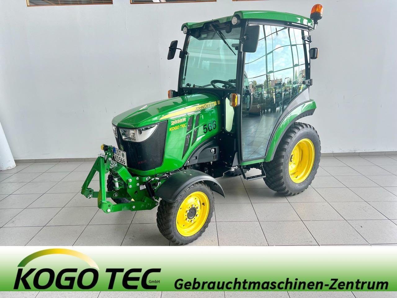 Kommunaltraktor des Typs John Deere 2038R, Gebrauchtmaschine in Beckum (Bild 1)