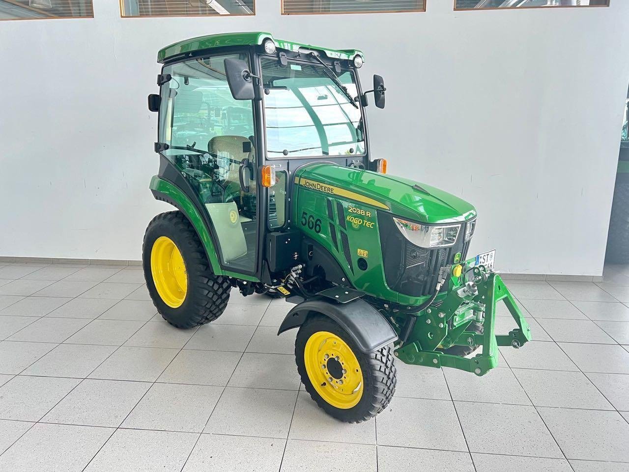 Kommunaltraktor des Typs John Deere 2038R, Gebrauchtmaschine in Beckum (Bild 3)