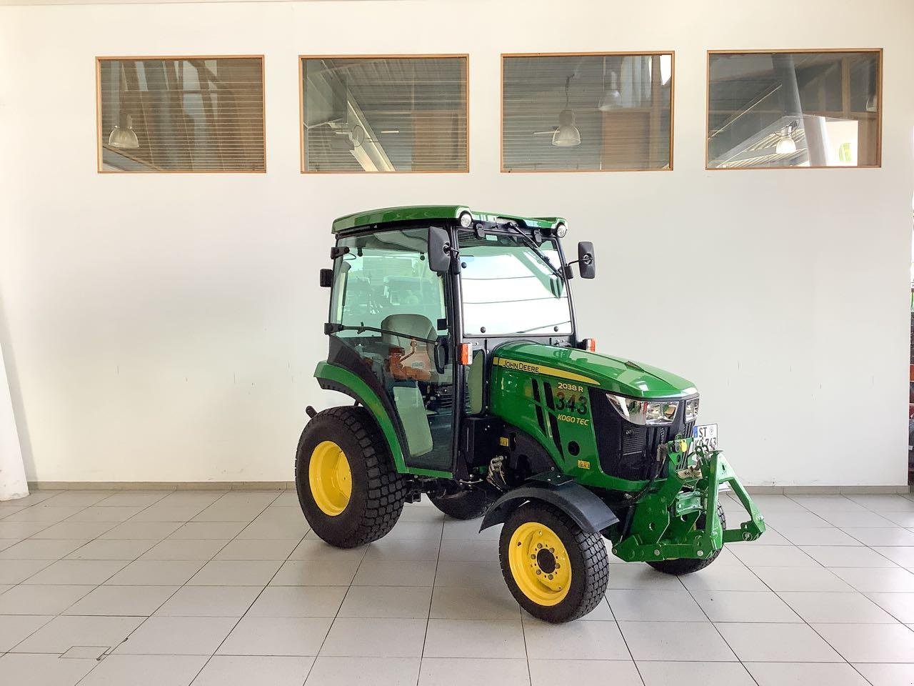 Kommunaltraktor des Typs John Deere 2038R, Gebrauchtmaschine in Beckum (Bild 2)