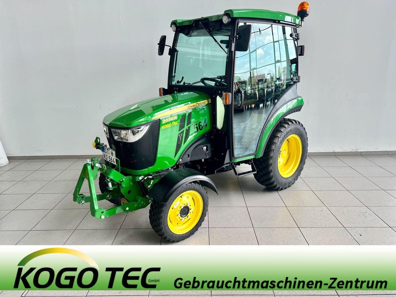 Kommunaltraktor des Typs John Deere 2038R, Mietmaschine in Beckum (Bild 1)