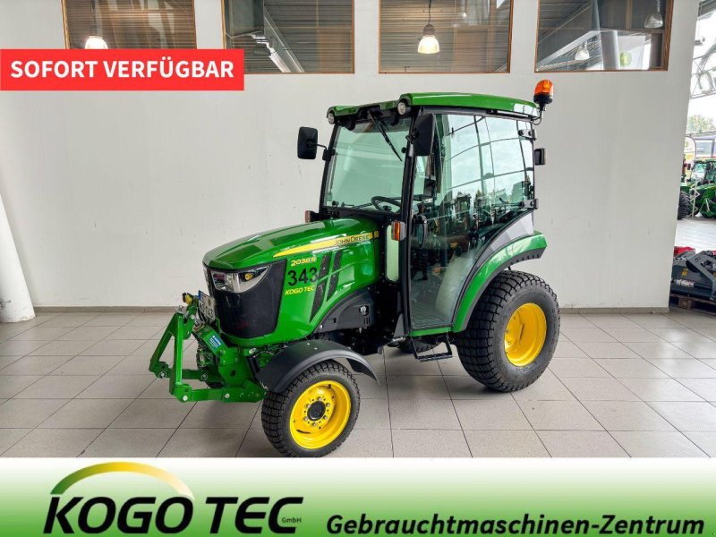 Kommunaltraktor des Typs John Deere 2038R, Mietmaschine in Beckum (Bild 1)