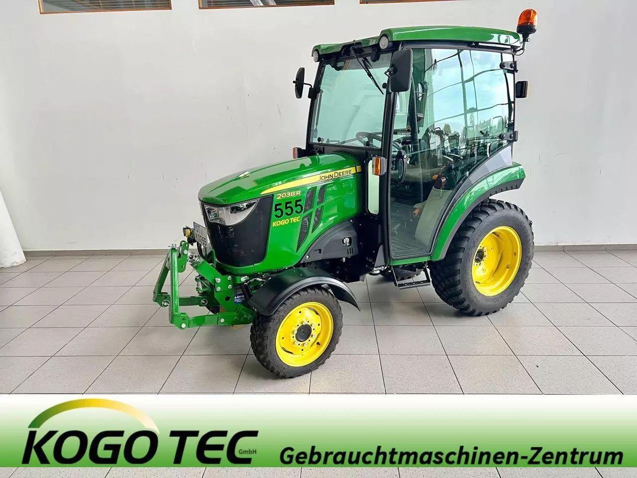 Kommunaltraktor typu John Deere 2038R, Mietmaschine v Beckum (Obrázek 1)