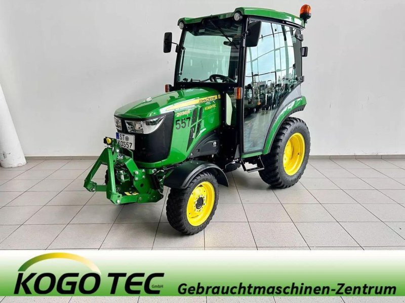 Kommunaltraktor des Typs John Deere 2038R, Mietmaschine in Beckum (Bild 1)