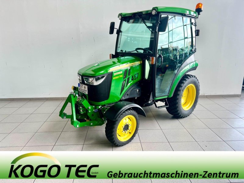 Kommunaltraktor des Typs John Deere 2038R, Mietmaschine in Beckum (Bild 1)