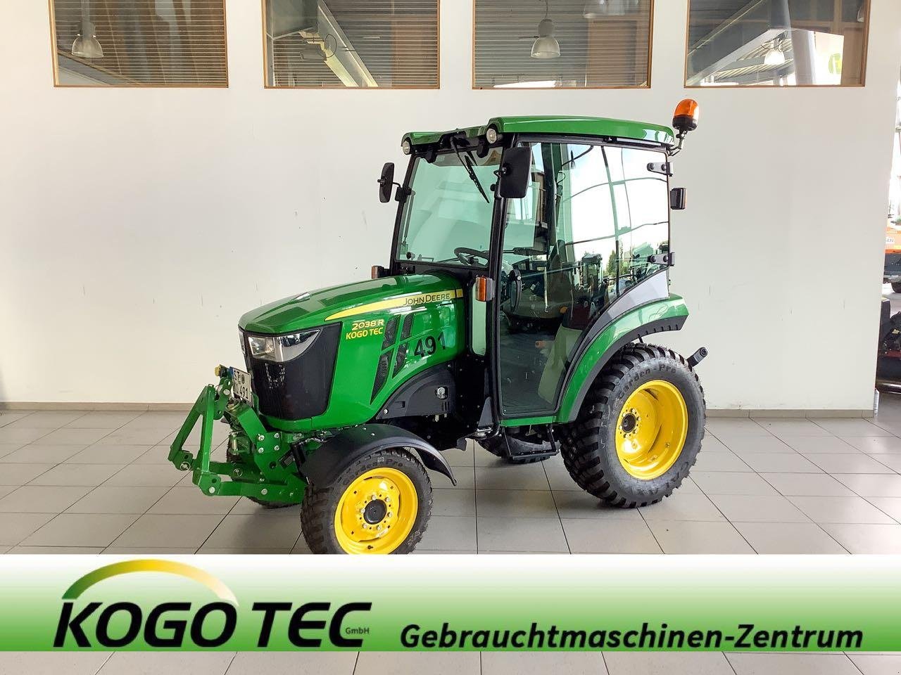 Kommunaltraktor des Typs John Deere 2038R, Mietmaschine in Beckum (Bild 1)