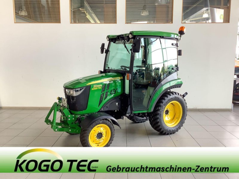 Kommunaltraktor des Typs John Deere 2038R, Mietmaschine in Beckum (Bild 1)