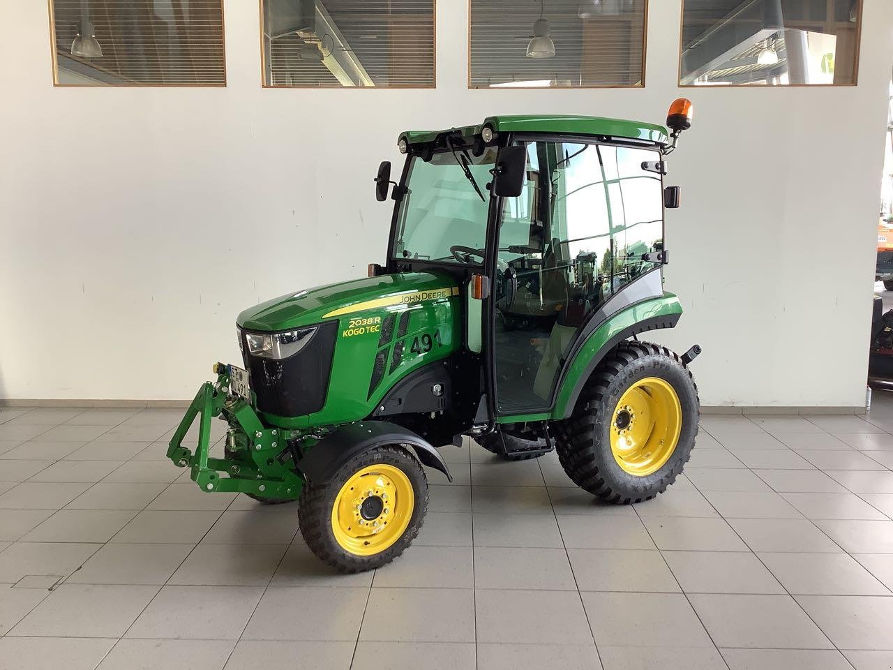 Kommunaltraktor des Typs John Deere 2038R, Mietmaschine in Beckum (Bild 2)
