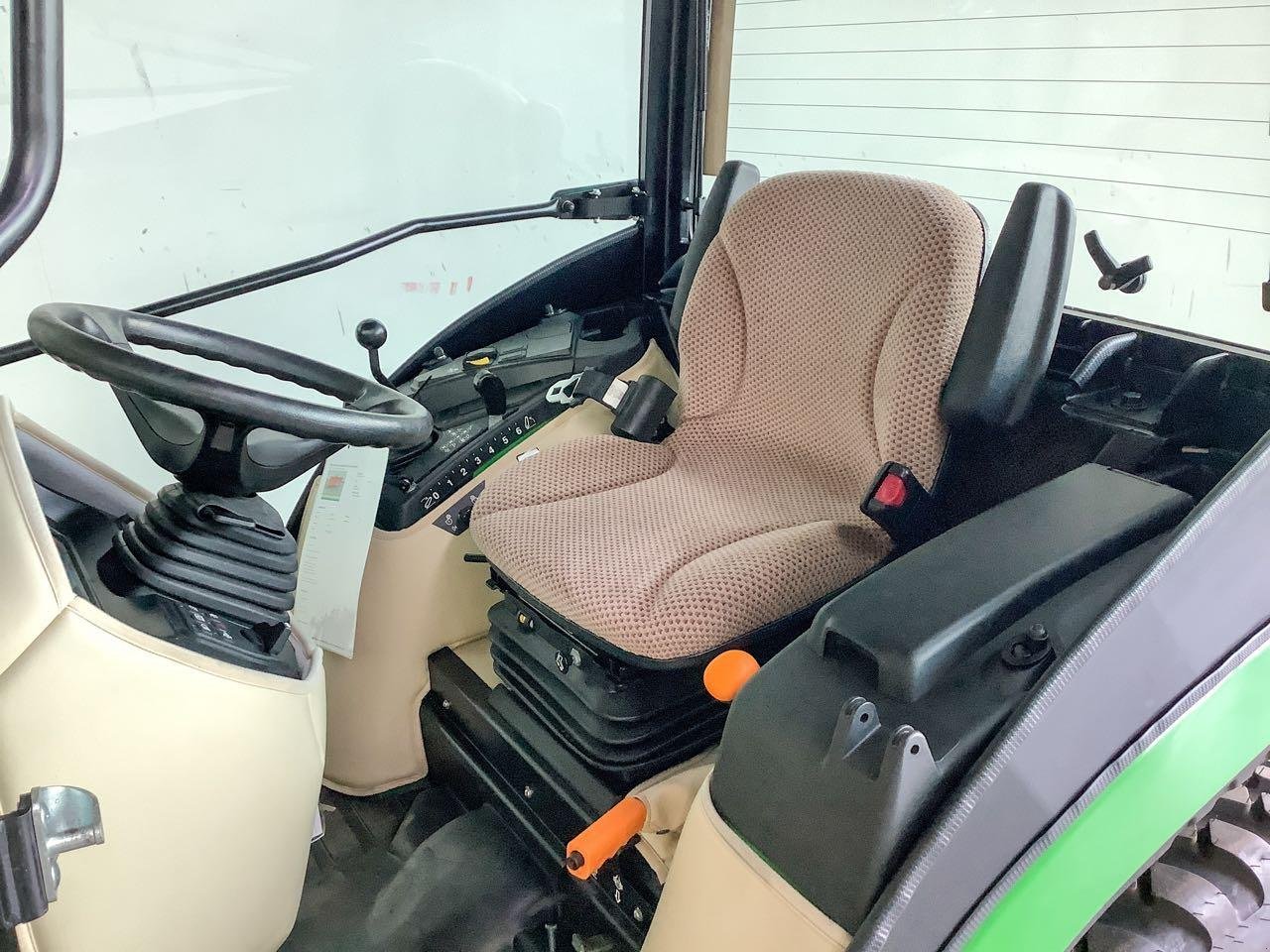 Kommunaltraktor des Typs John Deere 2038R, Mietmaschine in Beckum (Bild 7)