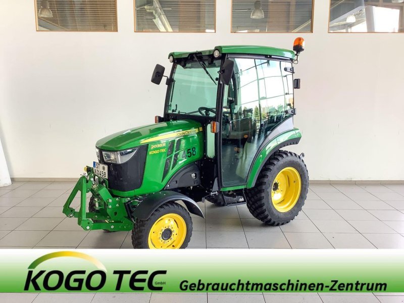 Kommunaltraktor des Typs John Deere 2038R, Mietmaschine in Beckum (Bild 1)