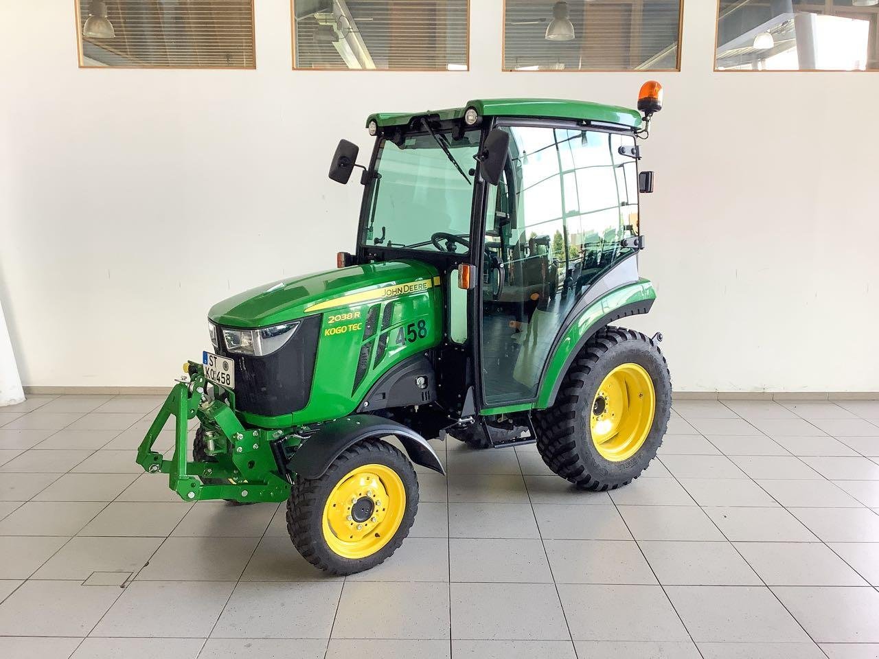 Kommunaltraktor typu John Deere 2038R, Mietmaschine v Beckum (Obrázek 2)
